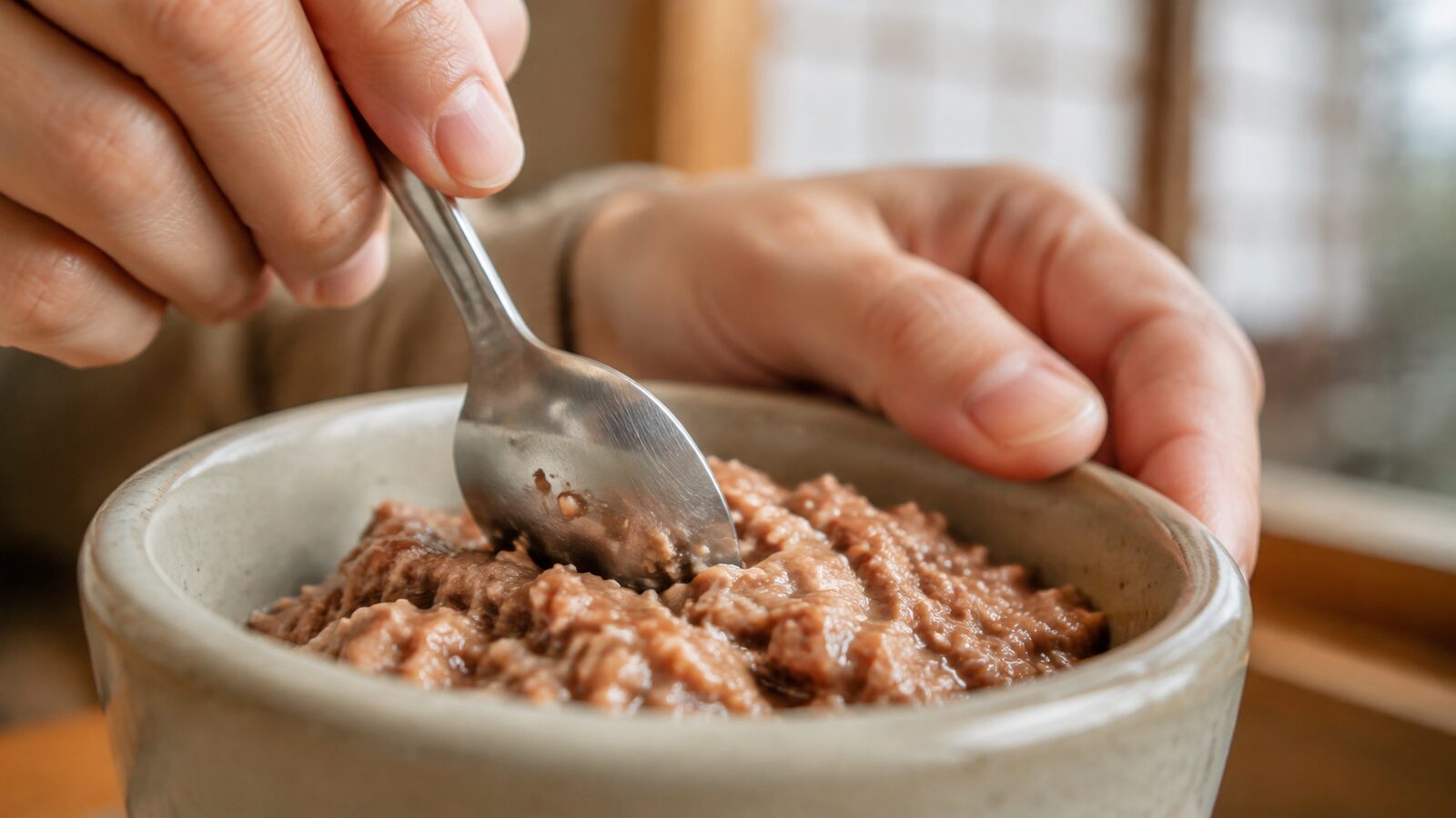 計量した一日分のドライフードと個別の食器