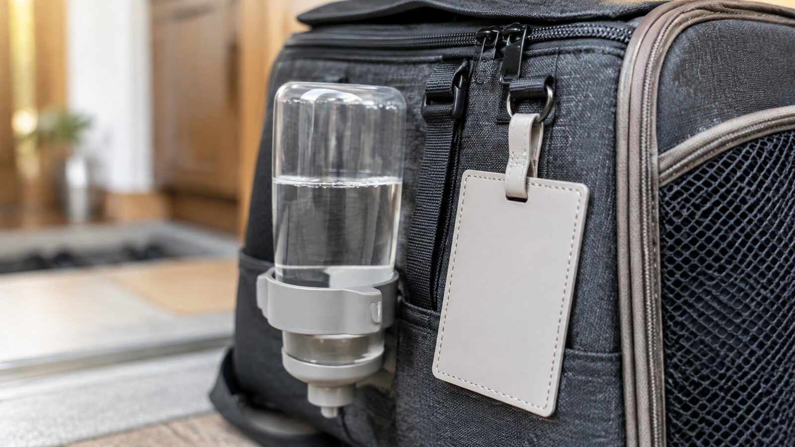 出発前のキャリーに吸水シートと給水器を準備する様子
